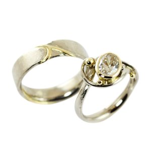Fabulous wedding rings in white gold with a touch of yellow gold and the most beautiful oval diamond
