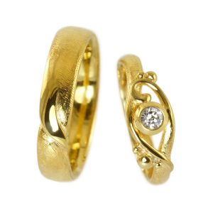 Airy Embrace wedding rings with diamond