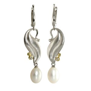 Slim white gold leaf earrings with small gold details and beautiful freshwater pearls