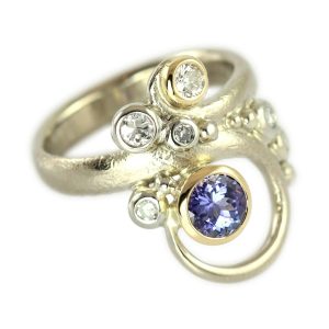 Sumptuous diamond ring in white gold with gold bubbles and a purple tanzanite and small diamonds