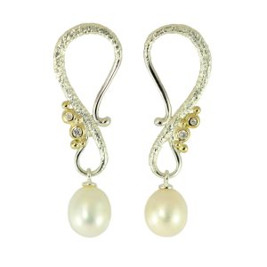 Curved S-shaped earrings in silver with gold bubbles and freshwater pearl