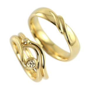 Bridal set symbolising two hands holding hands. Created in shiny gold with white diamonds