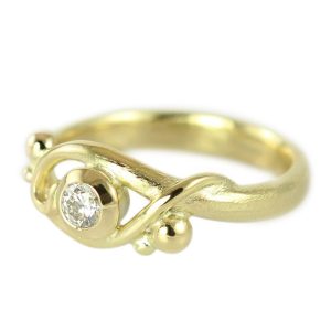 Twisted solitaire ring in gold with diamonds