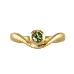 Symmetrical solitaire gold ring with large diamond