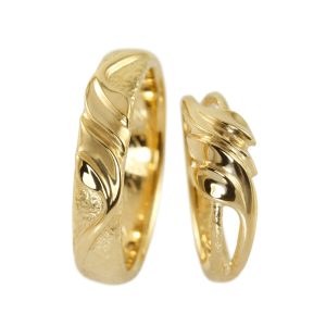 Wedding rings with gold leaves that beautifully envelop each other