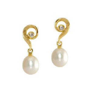 Earrings in 18k gold with freshwater pearl and white diamond.