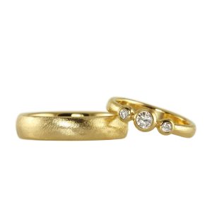 Trinity wedding rings in gold with three white diamonds