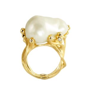 Large and unique cocktail ring in gold with giant freshwater pearl and sparkling diamonds