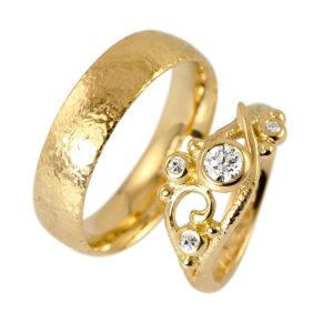 Sumptuous gold wedding ring with white diamonds and scrolls