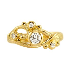 Sumptuous bubbling ring in gold with four large white diamonds