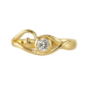 Inanna ring in gold with diamonds and a scroll