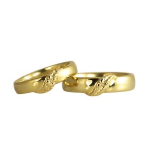 Duille wedding rings with leaf
